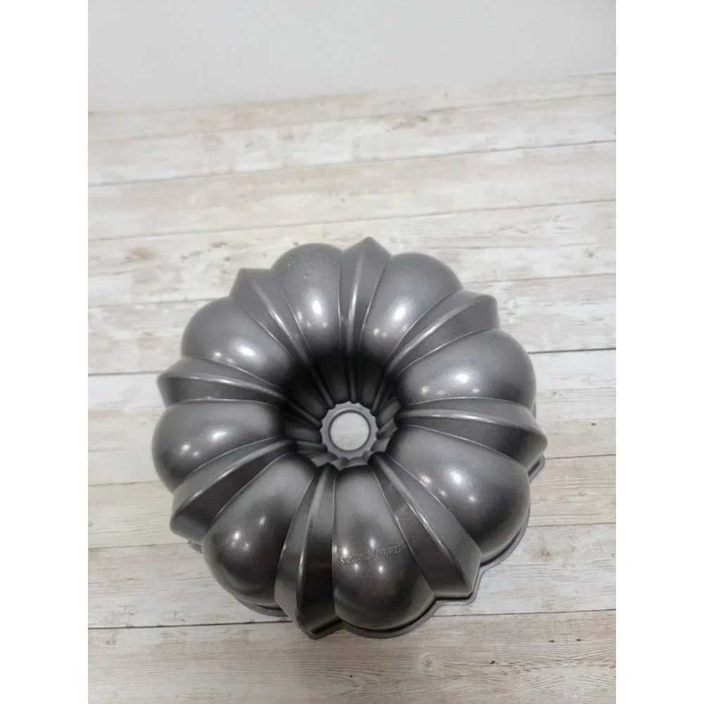 Vintage Nordic‎ War 12 Cup Heavy Duty Cast Aluminum Fluted Cake Pan Clean